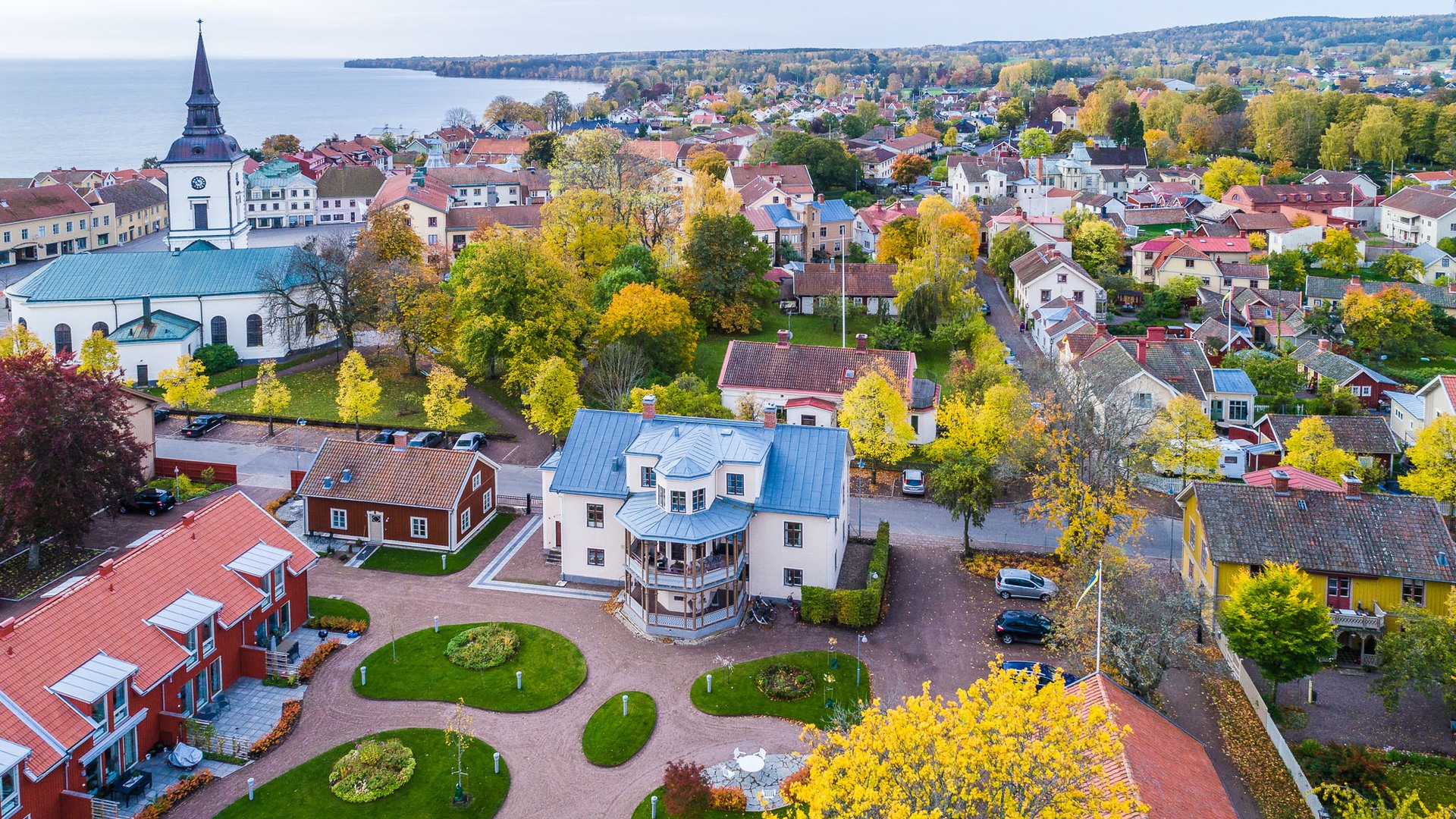 Flygbilder över Hjo med Baggstedtska gården närmst i bild. Höst.