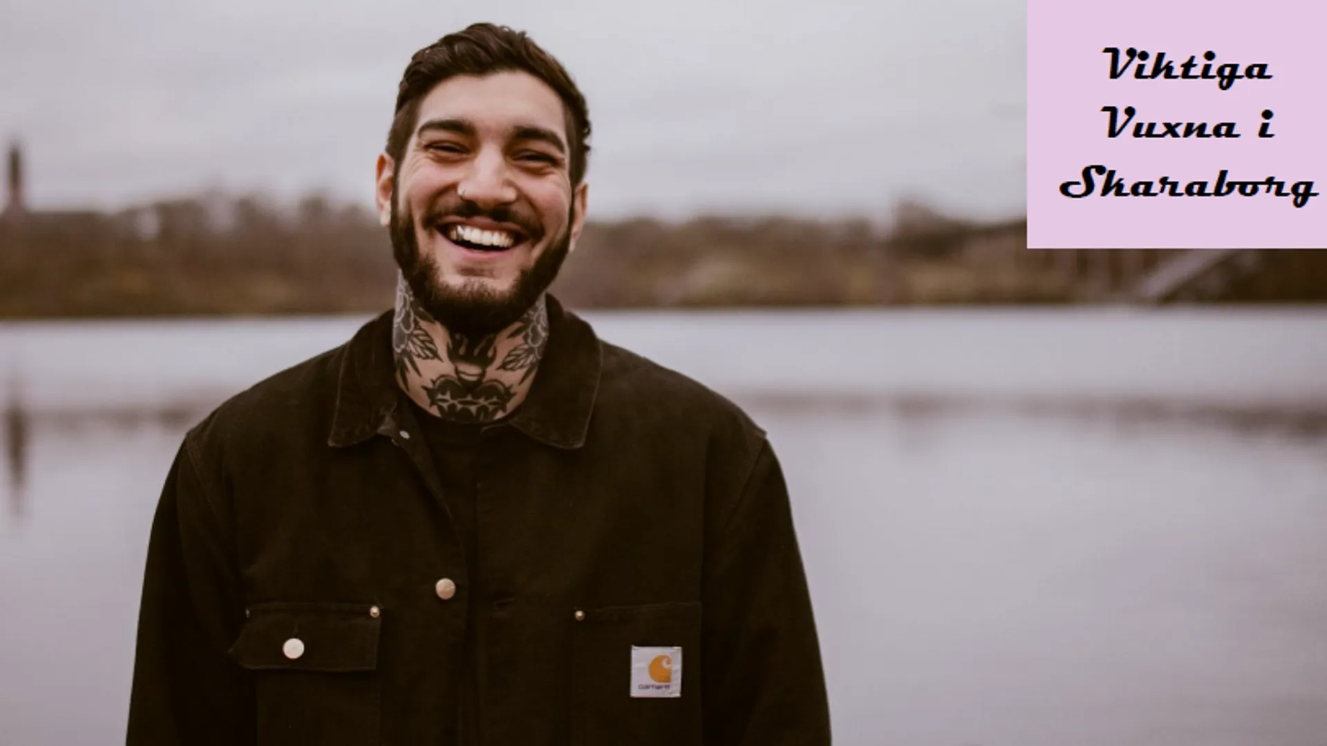 Atilla Yoldas står framför en sjö.