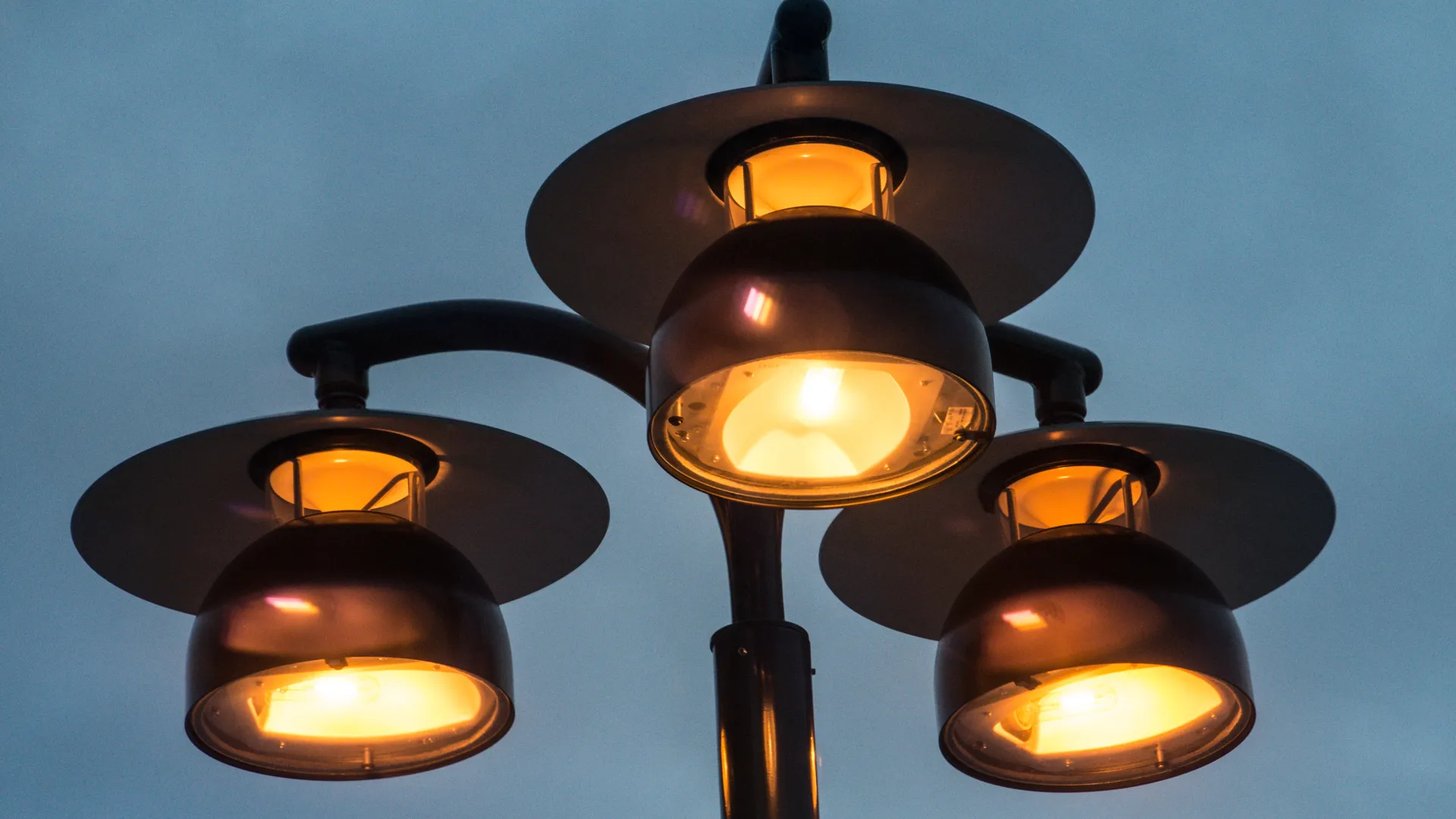 Gatulampor lyser i mörkret.