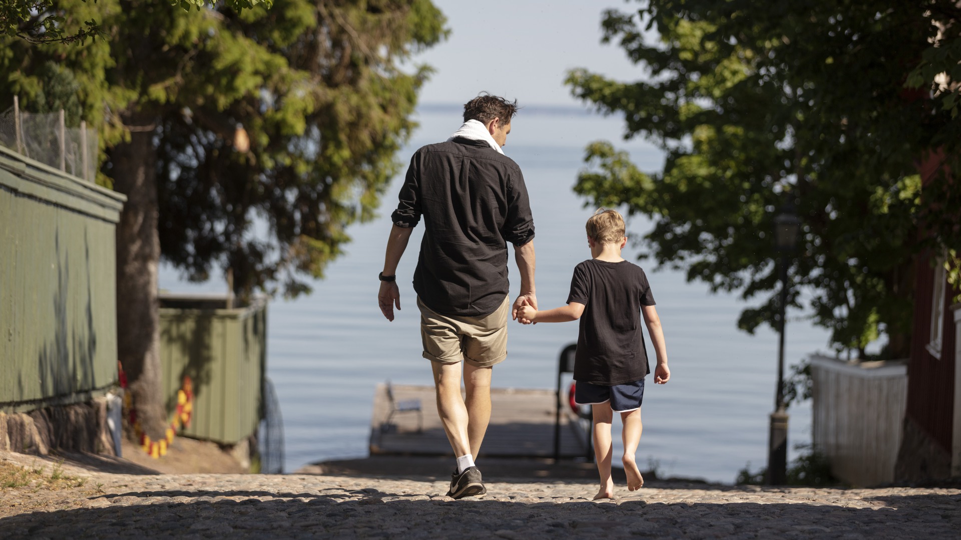 I Skaraborg blir livet enkelt

Mellan Sveriges största sjöar, Vänern och Vättern, ligger ett landskap med täta skogar, öppna slätter och ståtliga platåberg. Här finns lugnet, pulsen, jobben, fritiden och platsen för allt du älskar. I Skaraborg har du alltid möjligheterna inom räckhåll.

Välkommen till städerna, skogarna, sjöarna och människorna - Välkommen till Skaraborg!