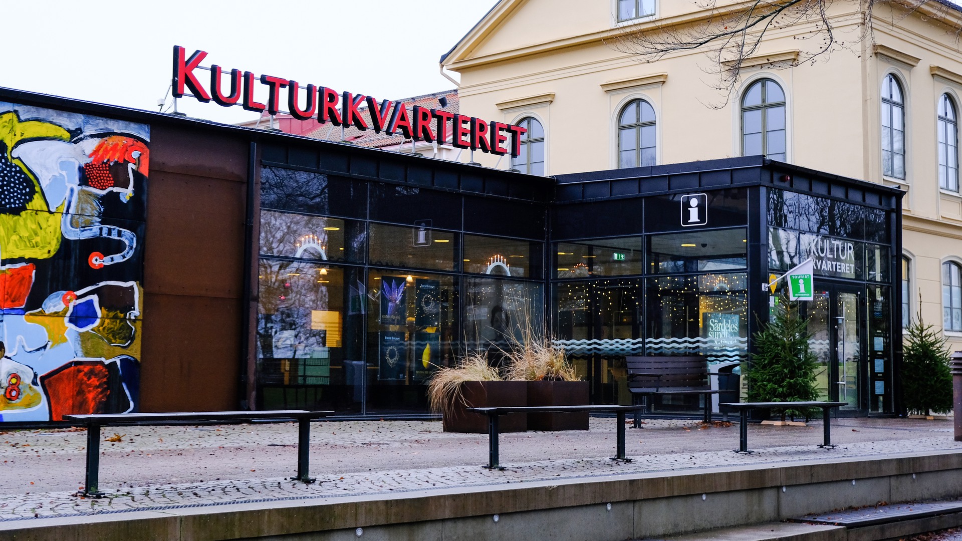 Kulturkvarteret exteriör med julbelysning.