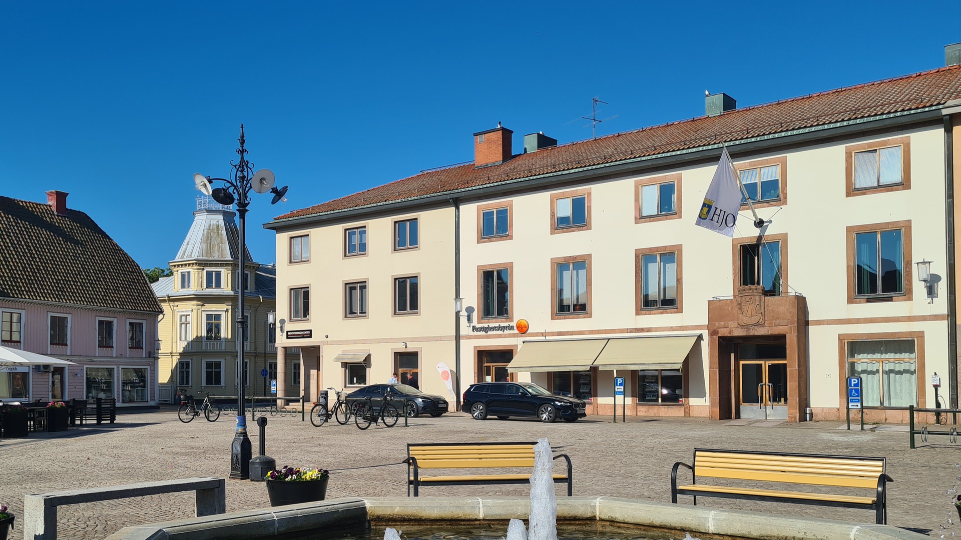 Exteriör på stadshuset i Hjo, sett från torget.
