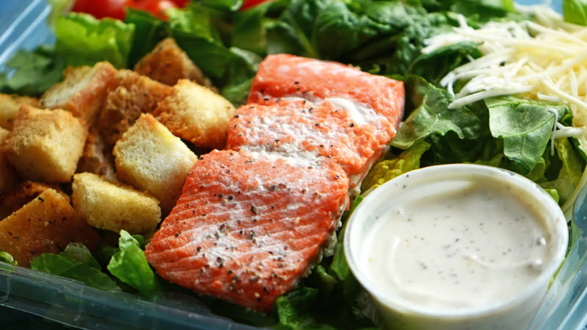 En låda med laxsallad.