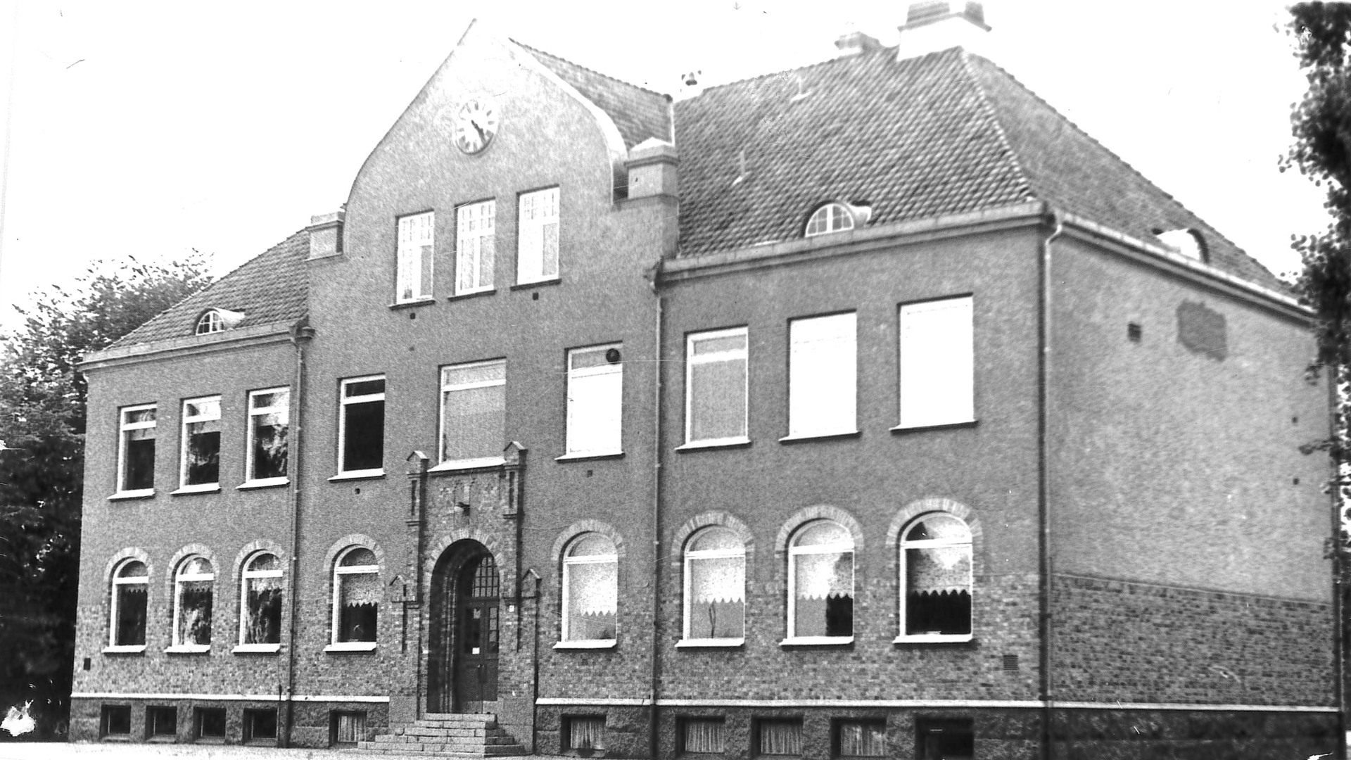 A-huset på Guldkroksskolan i svartvitt.