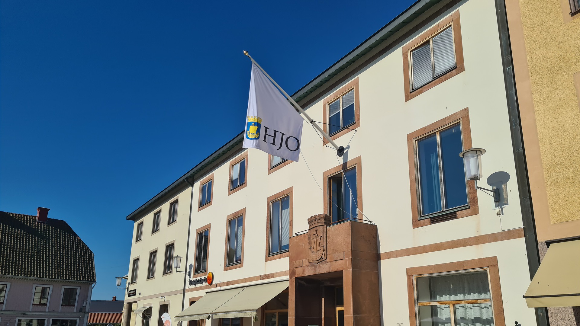 Exteriör på stadshuset i Hjo, sett från torget.