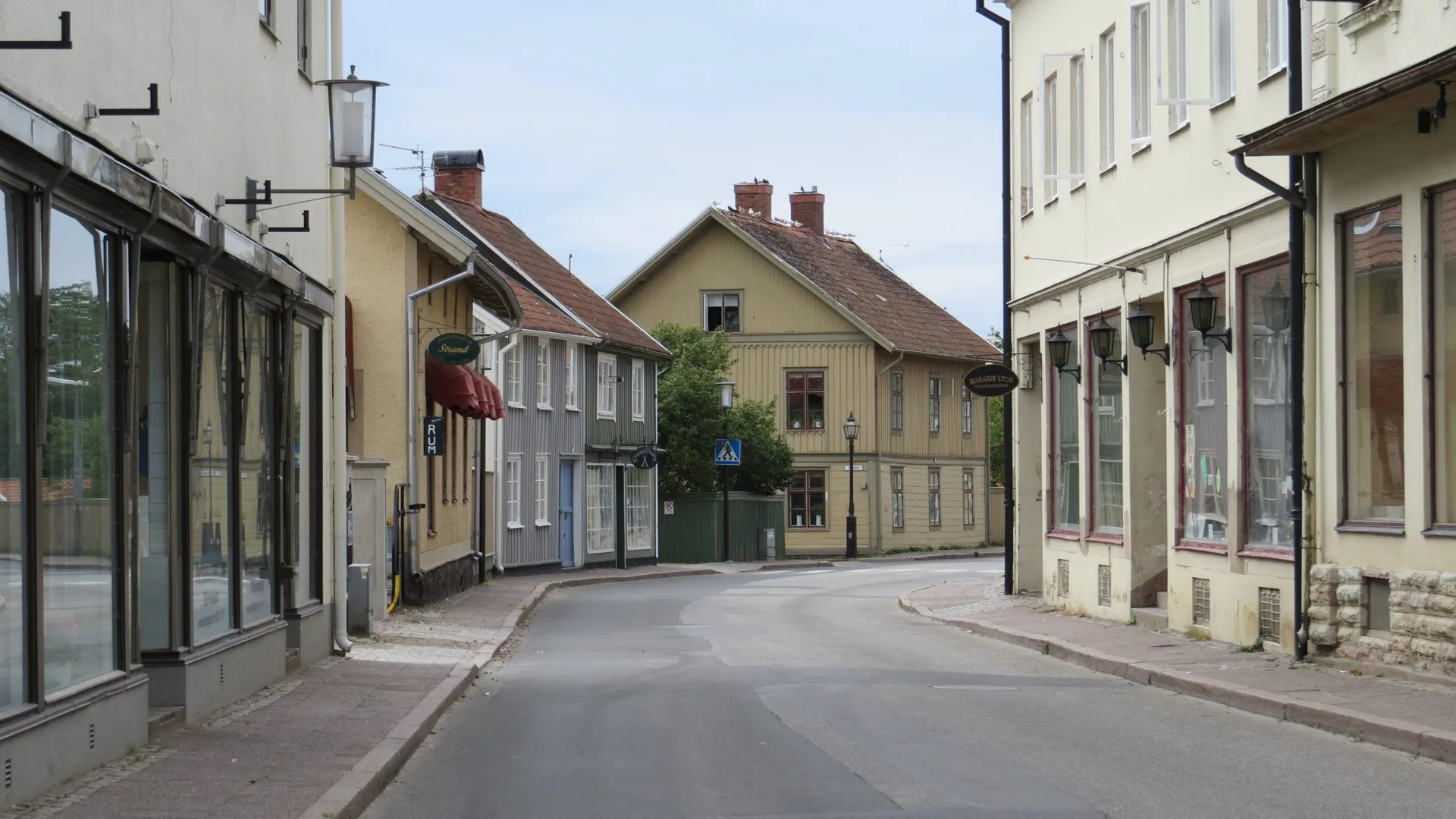 Långgatan i Hjo, från torget ner mot Strandpromenaden.