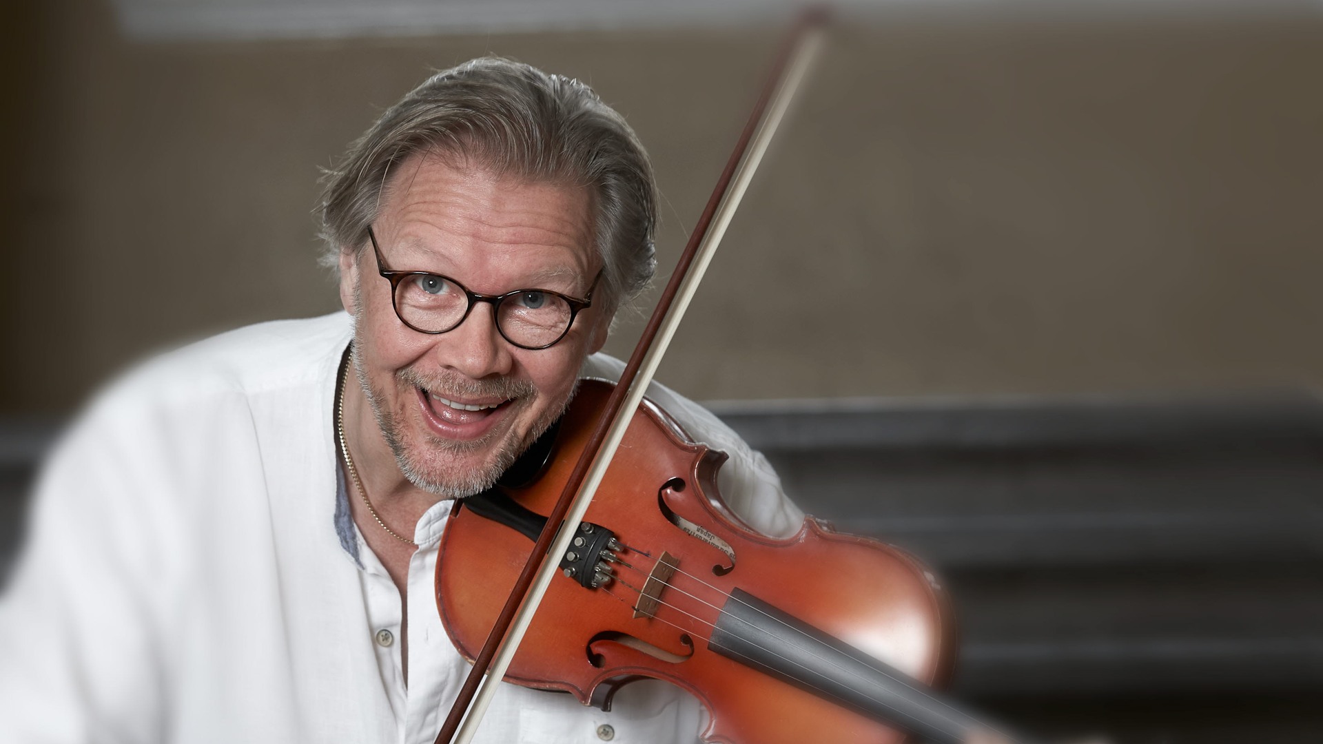 Greger Siljebo spelar fiol.