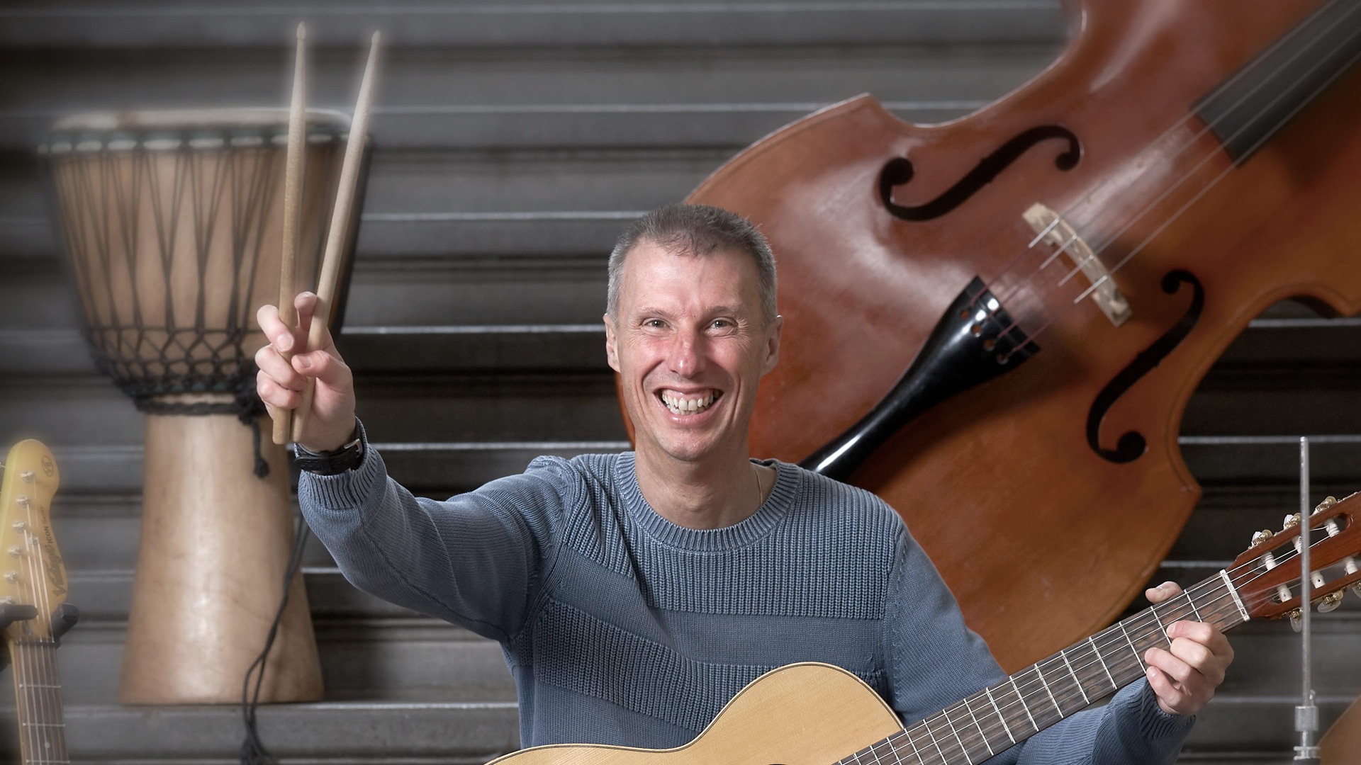 Otto Lövgren sitter i en trappa med mängder av instrument runt sig.