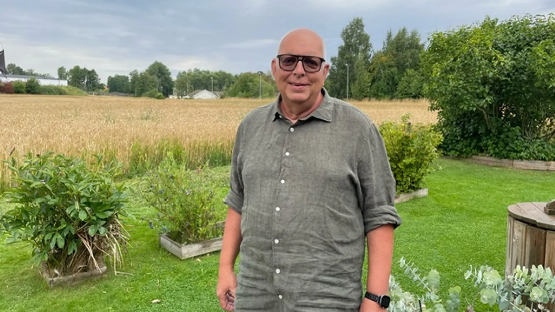 Portsättbild av Peter Ahlgren framför ett fält.