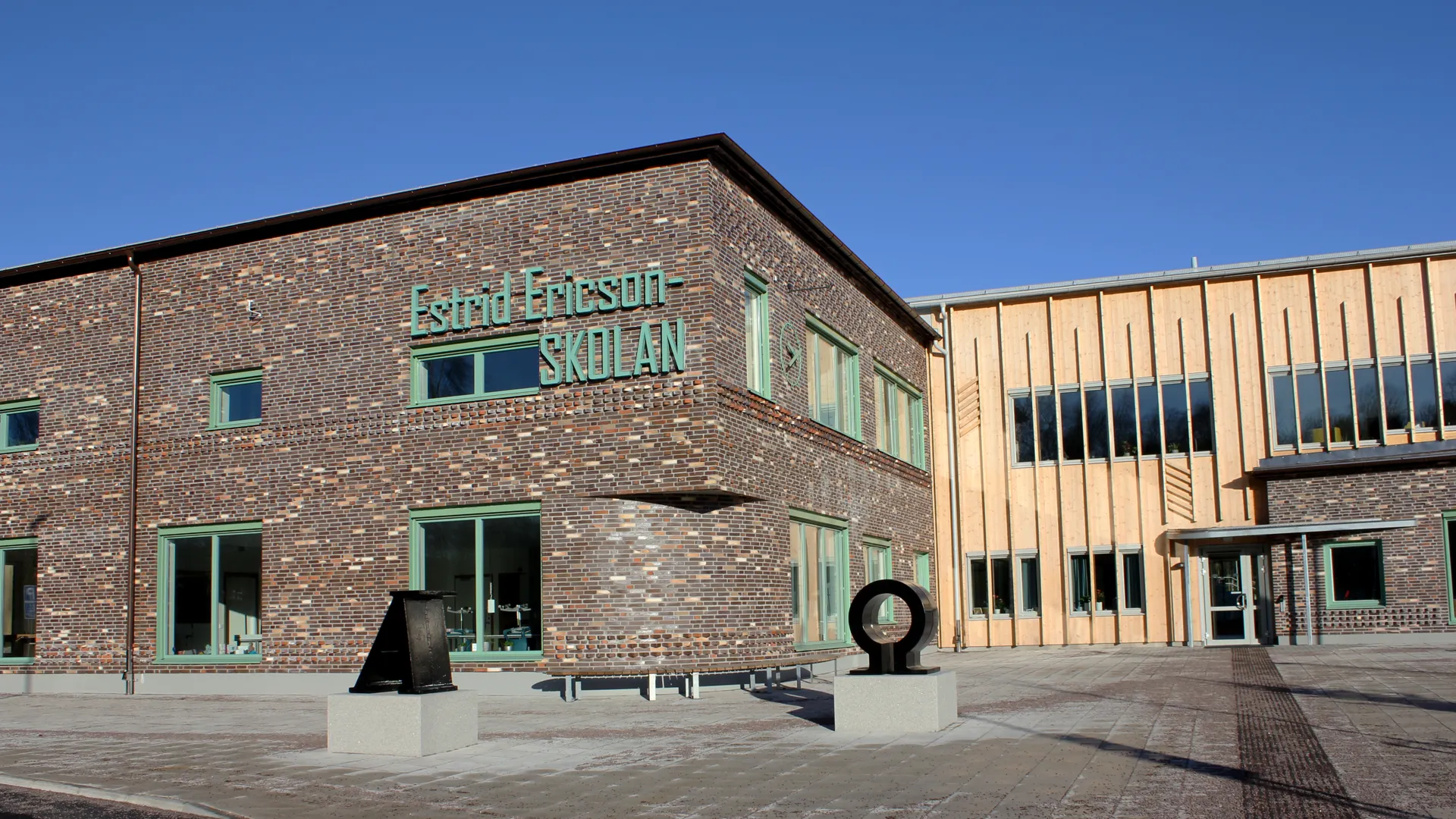 Exteriör framsidan av Estrid Ericsonskolan.