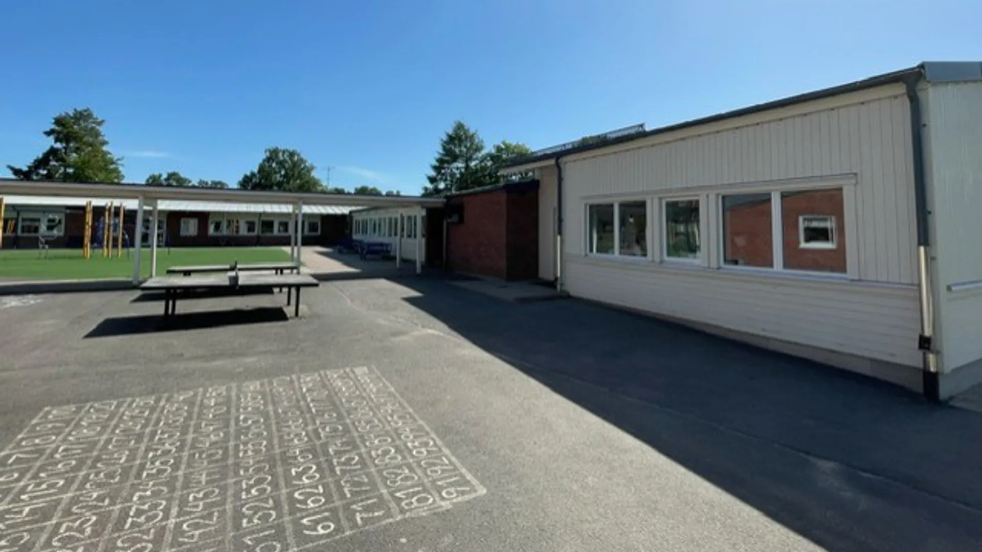 Korsberga skolas skolgård.