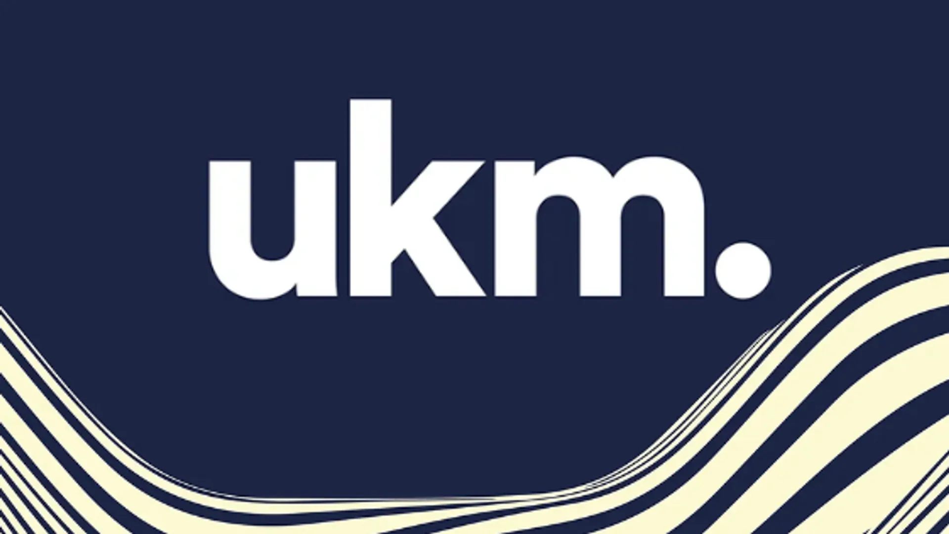 Abstrakt konst längs botten av bilden i form av vita vågiga linjer och texten UKM. 