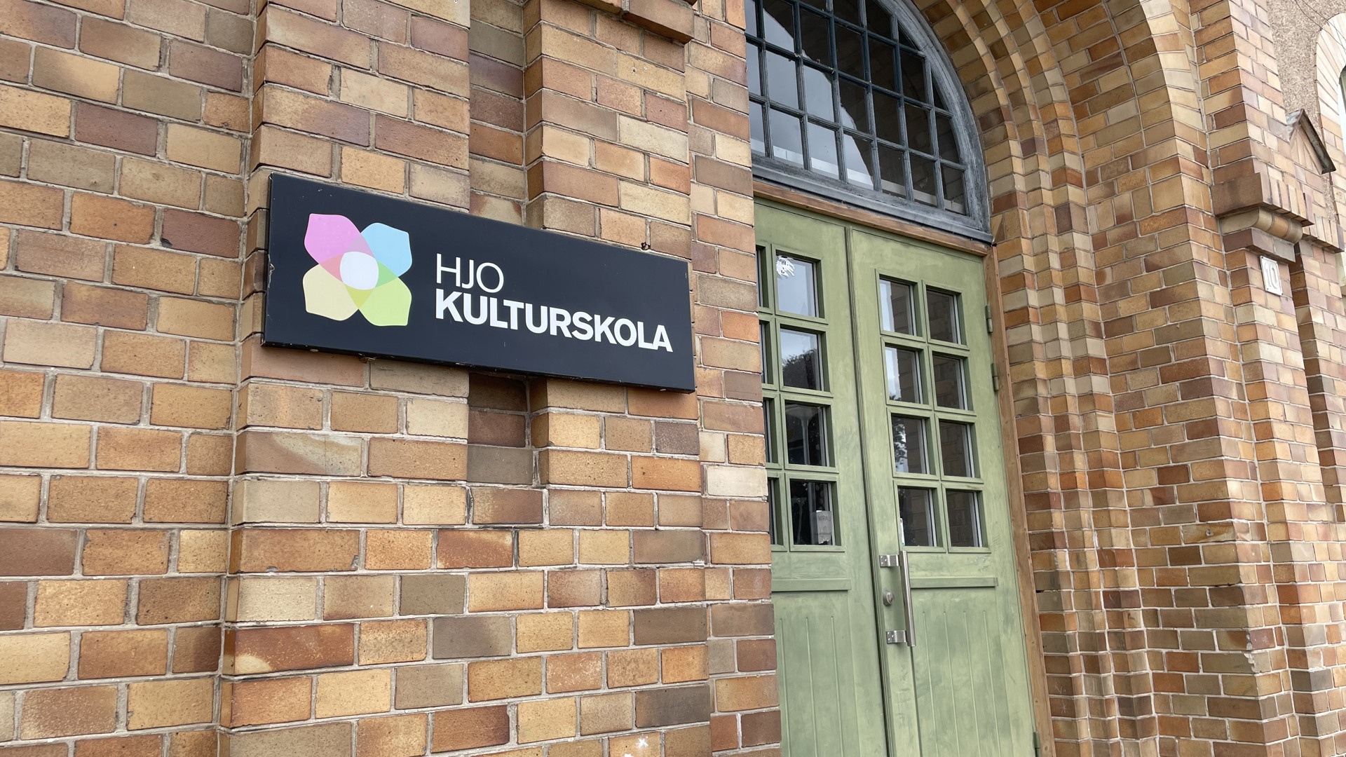 Entré till Kulturskolan med deras skylt utanför.