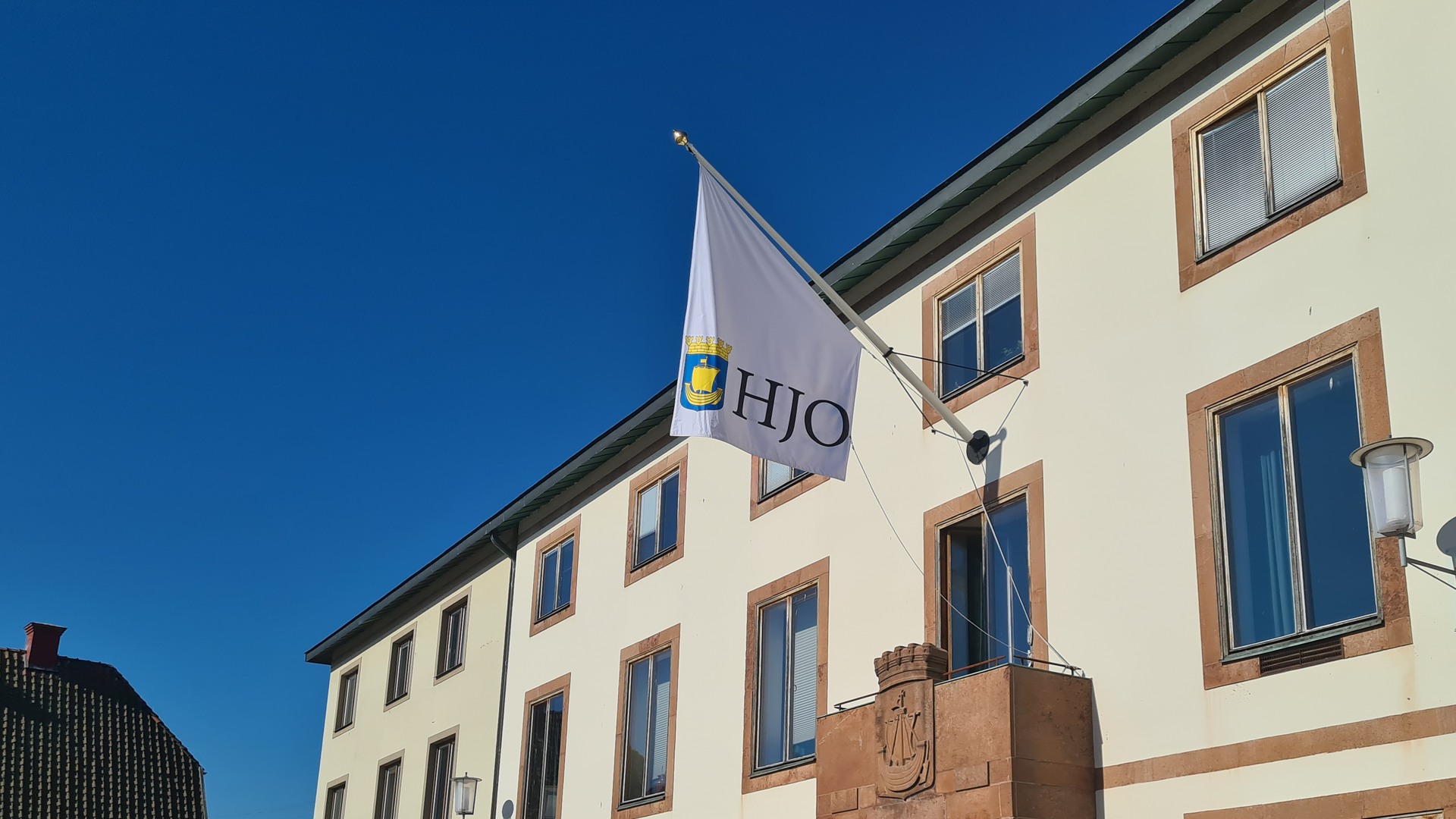 Exteriör på stadshuset i Hjo, sett från torget. 