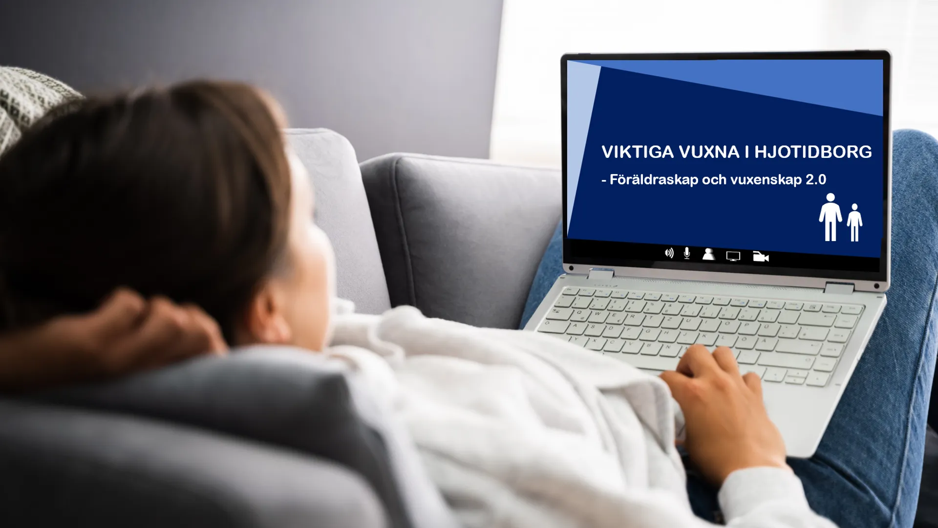 En person ligger i en soffa med dator i knät och texten "Viktiga vuxna i Hjotidborg" på skärmen.
