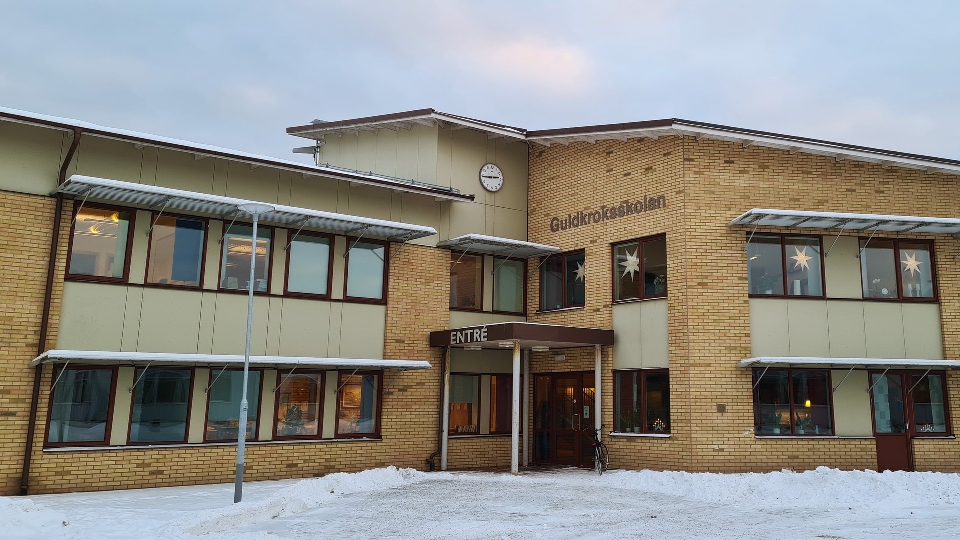 Entrén till högstadiet på Guldkroksskolan på vintern.